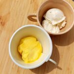 Glace vanille et glace mangue