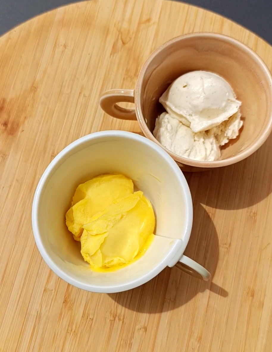 Glace vanille et glace mangue