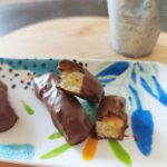 Deux twix maison dont un coupé sur une assiette