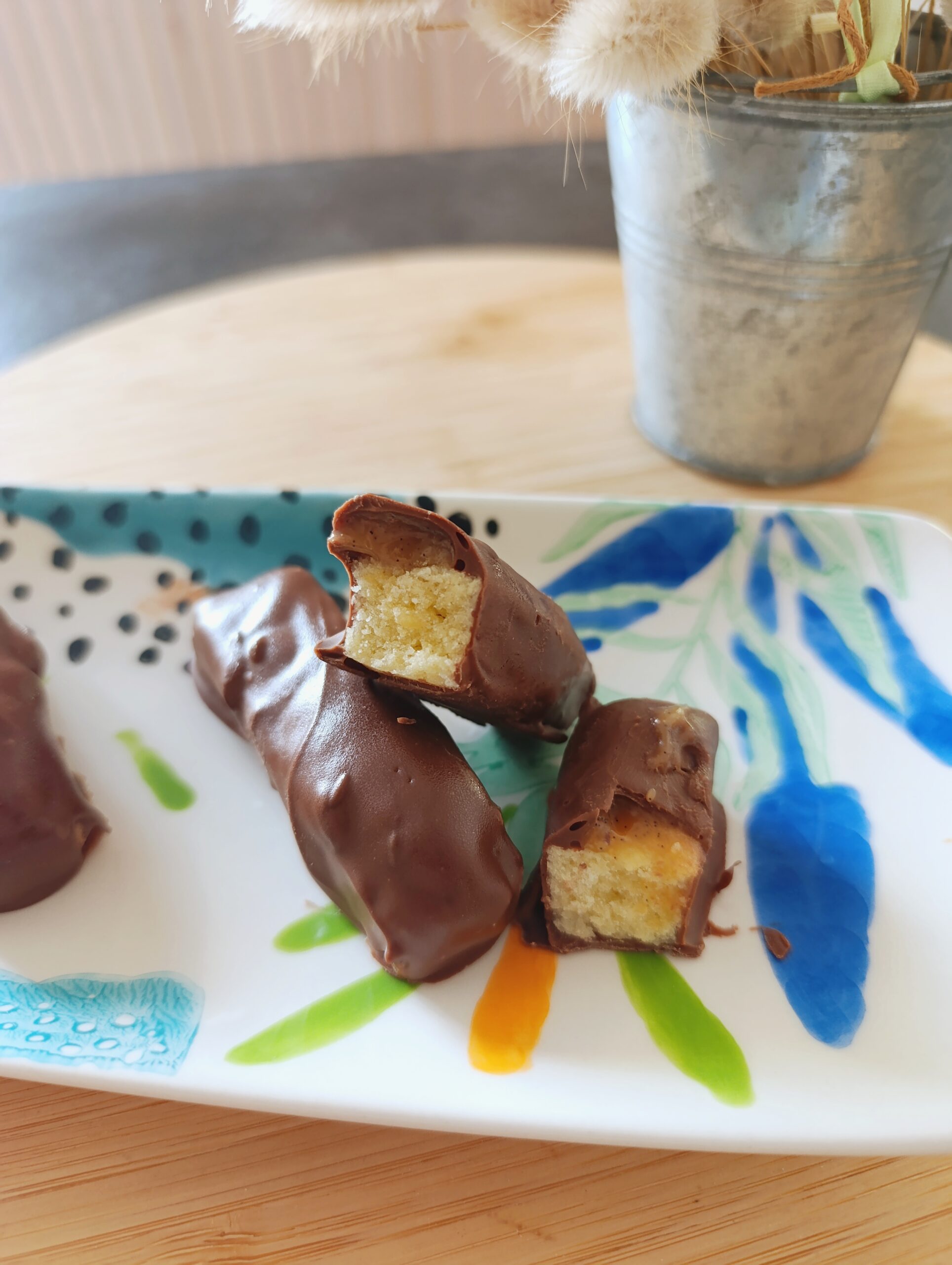 Deux twix maison dont un coupé sur une assiette