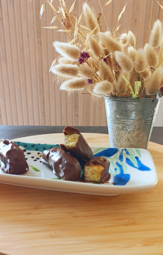 Deux twix maison dont un coupé sur une assiette