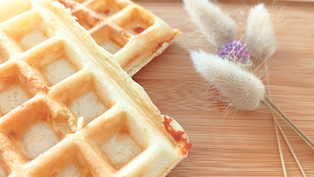 deux gaufres cheddar- jambon de poulet sur une planche en bois